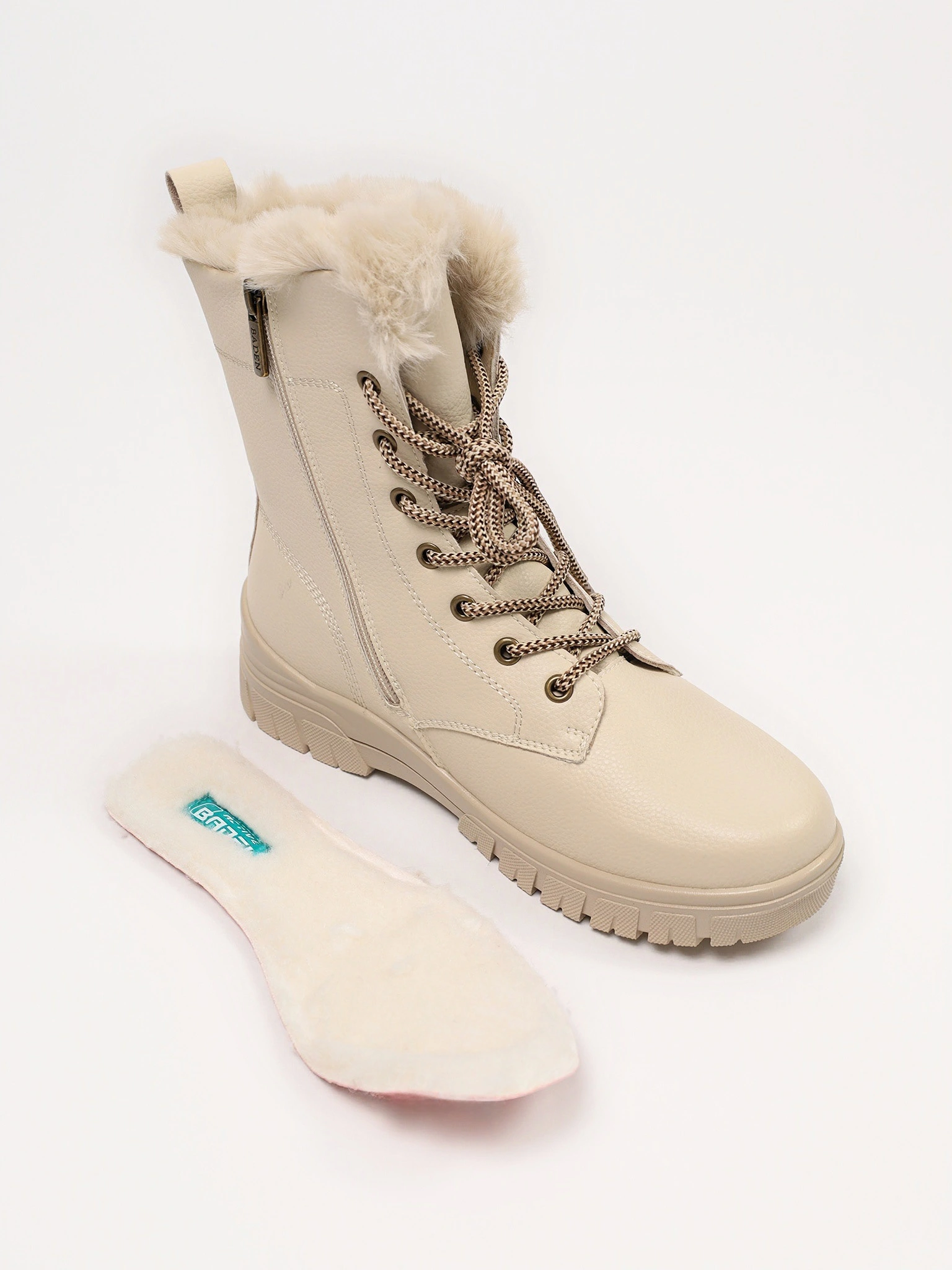 Ботинки бежевого цвета на средней рельефной подошве